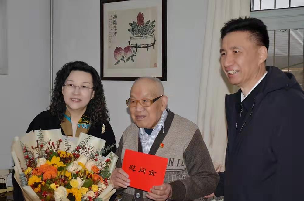 濟南產(chǎn)發(fā)集團黨委副書記、總經(jīng)理黃蓓走訪慰問離休老干部、老黨員