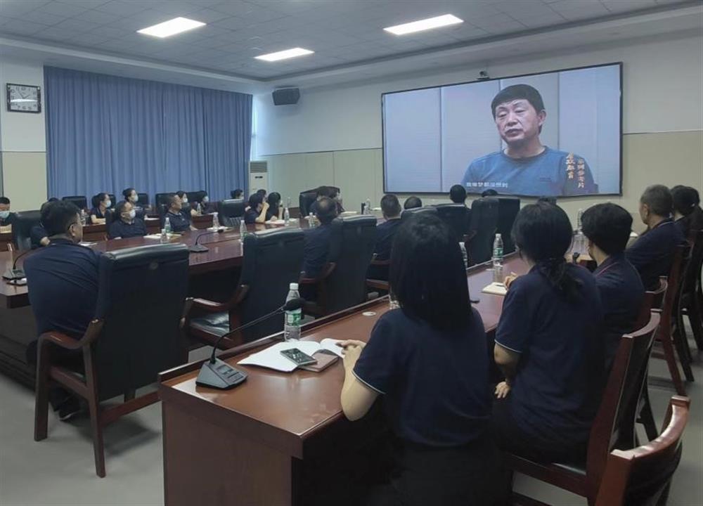 小鴨控股集團(tuán)組織黨員干部觀(guān)看典型案例警示教育片